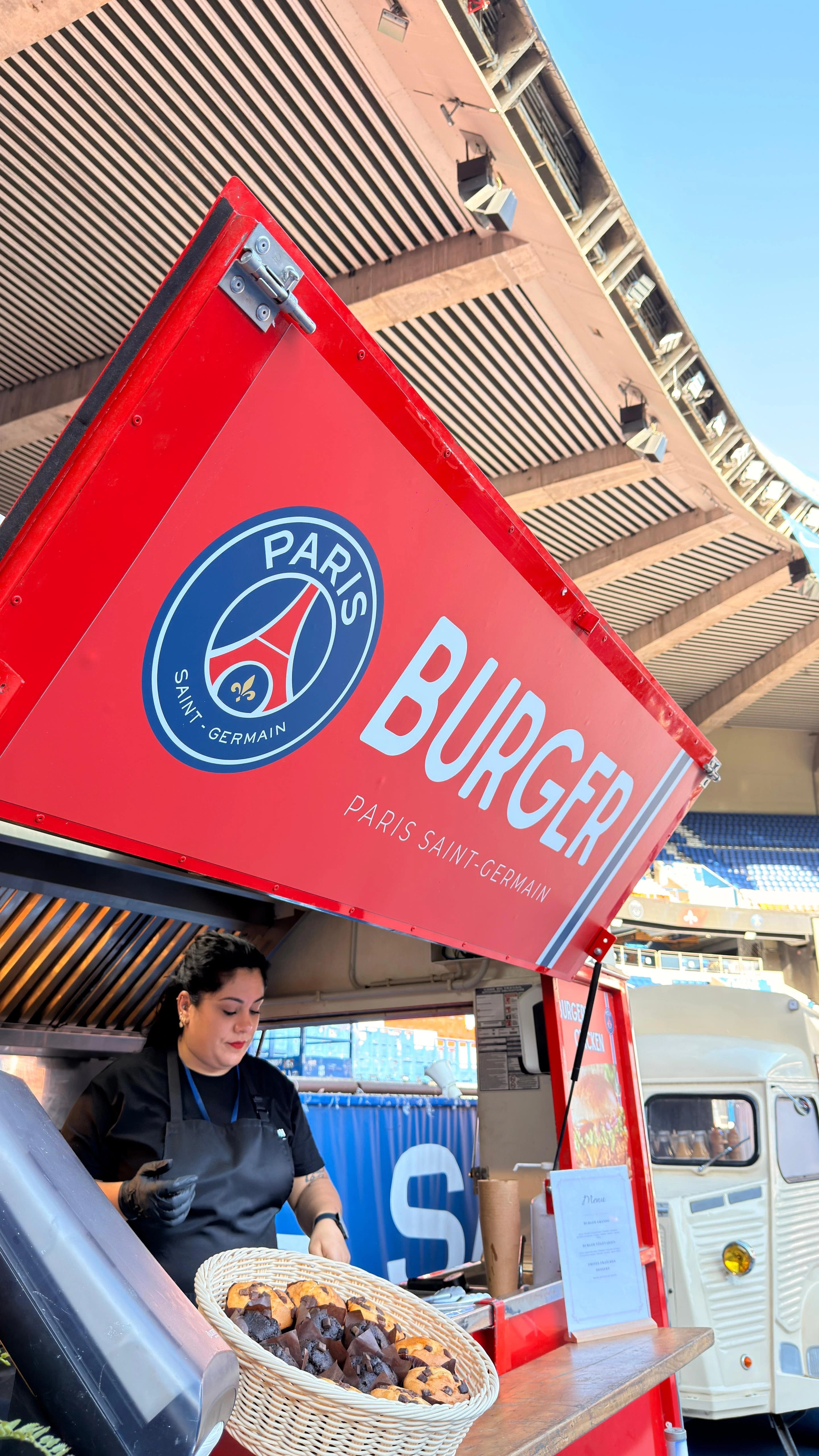 Enseigne Burger personnalisée PSG sur un Citroën HY Beau & Bon