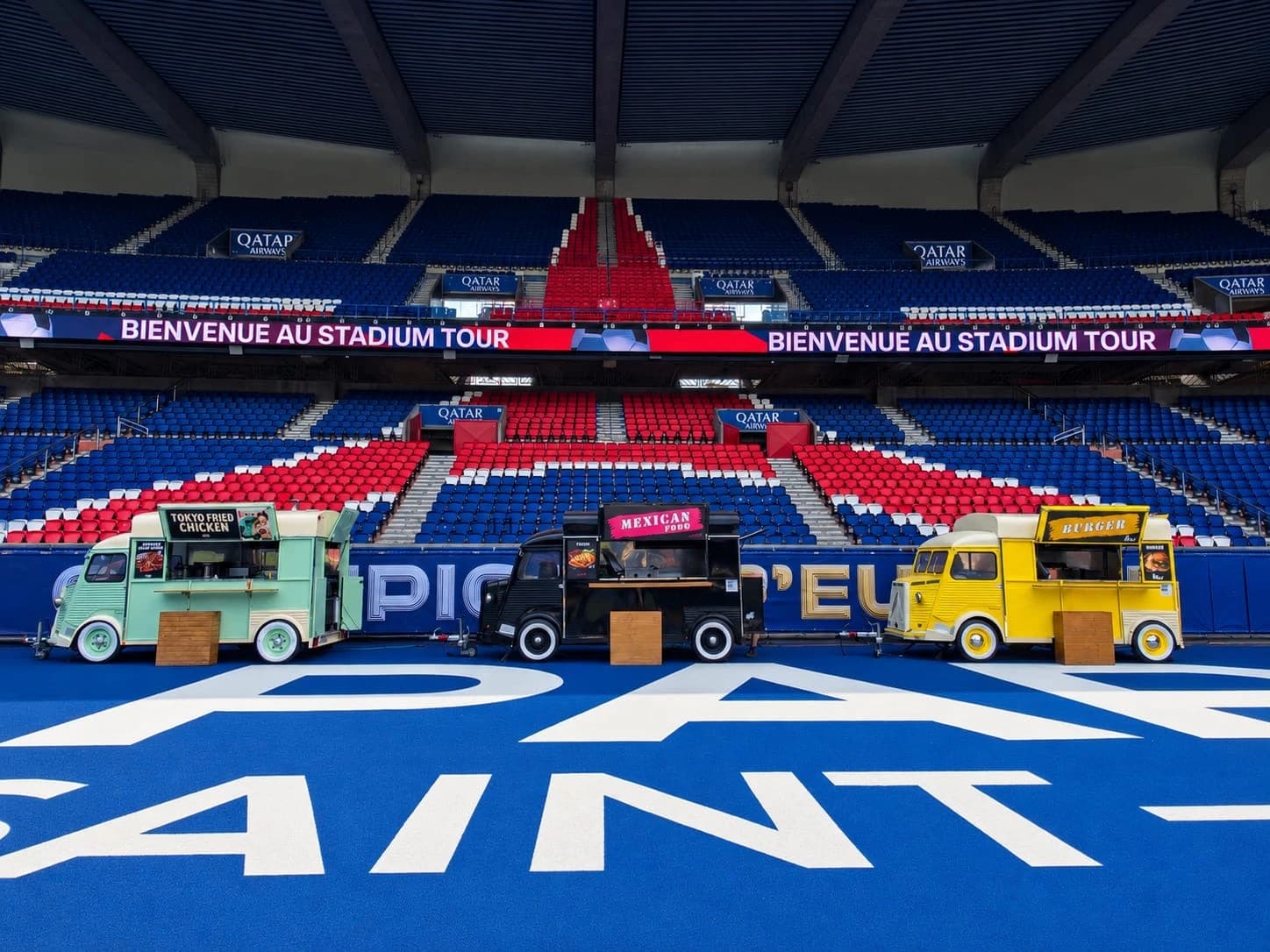 Trois Citroën HY Beau & Bon alignés face aux tribunes du Parc des Princes