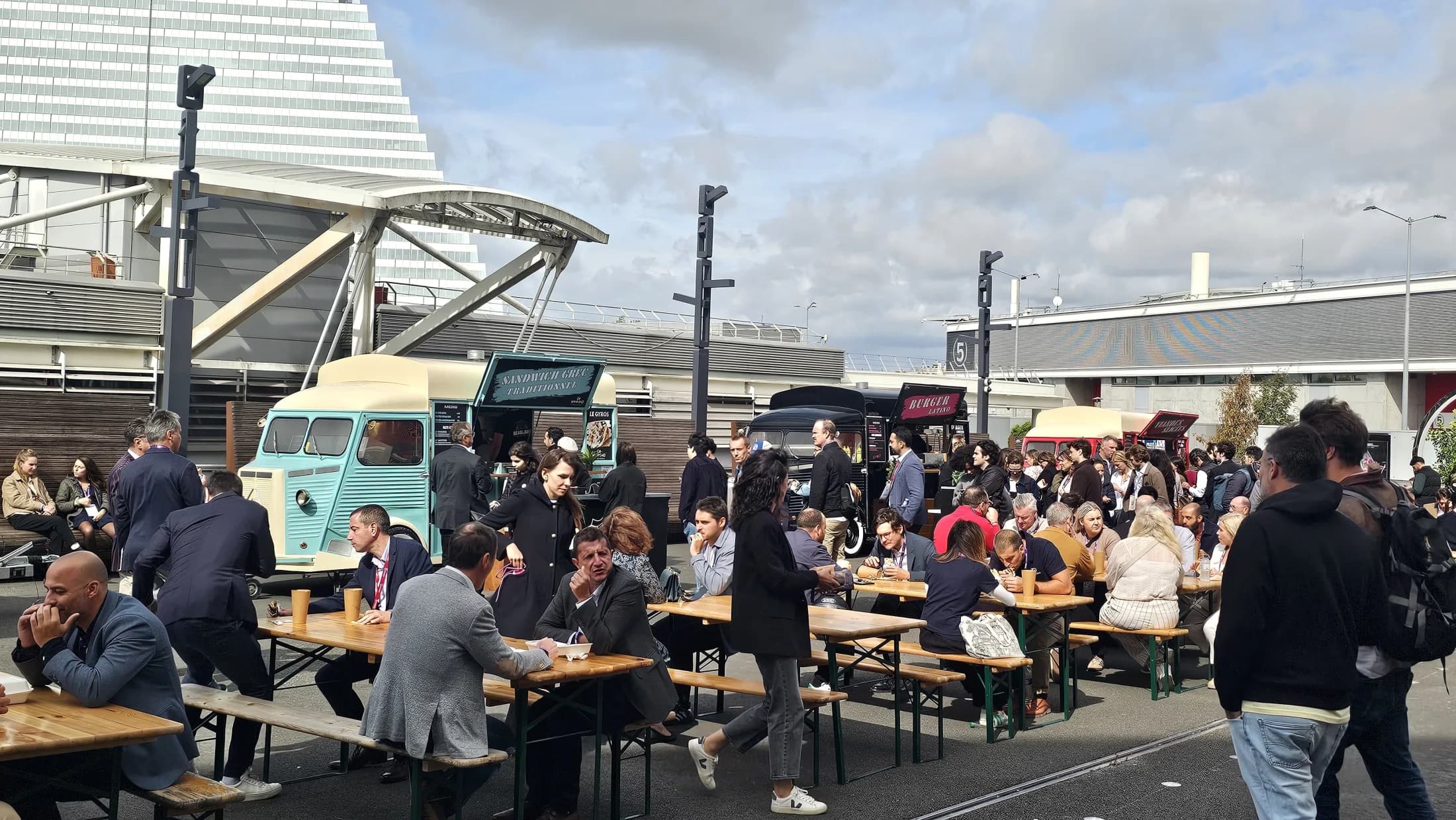 Invités réunis autour des Citroën HY Beau & Bon lors d’un événement