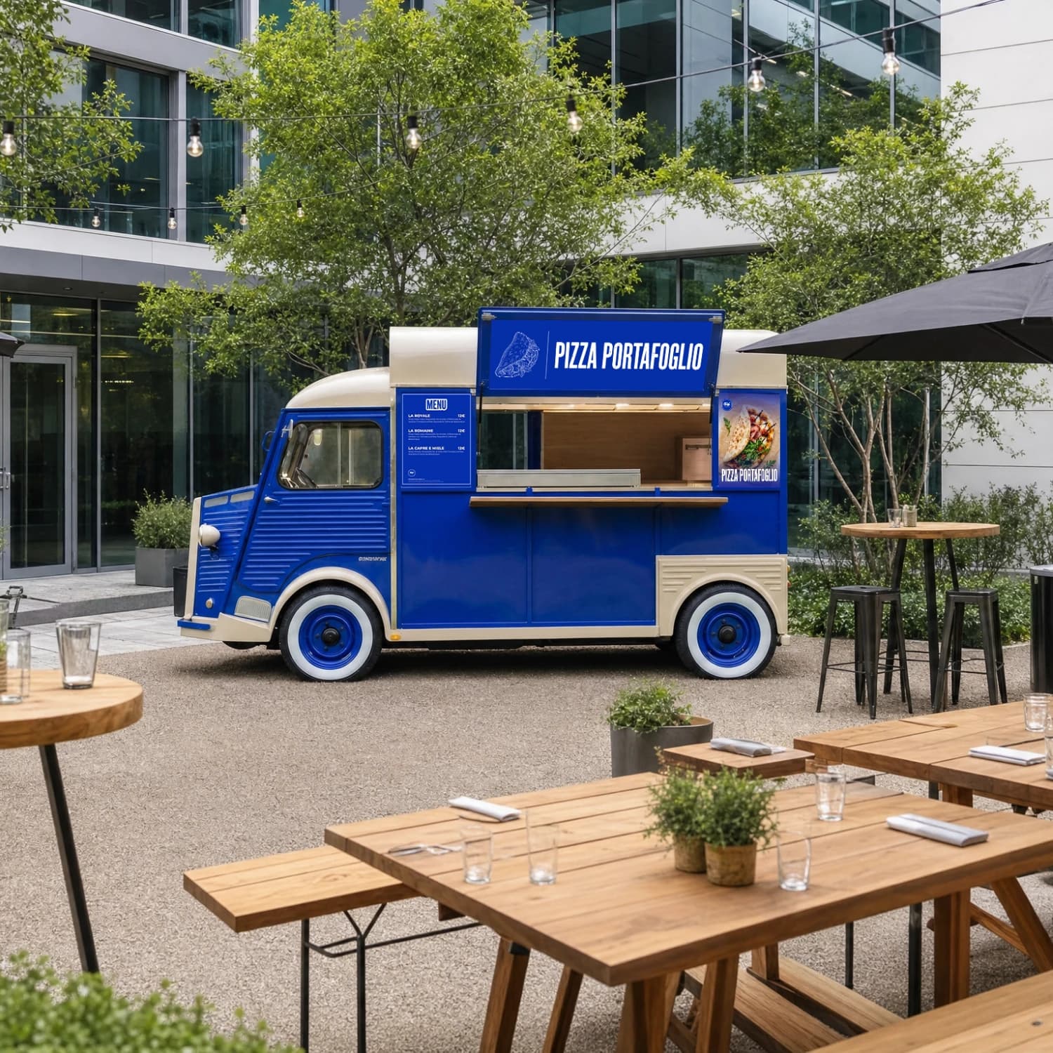 Citroën HY bleu Pizza Portafoglio de Beau & Bon installé pour un événement