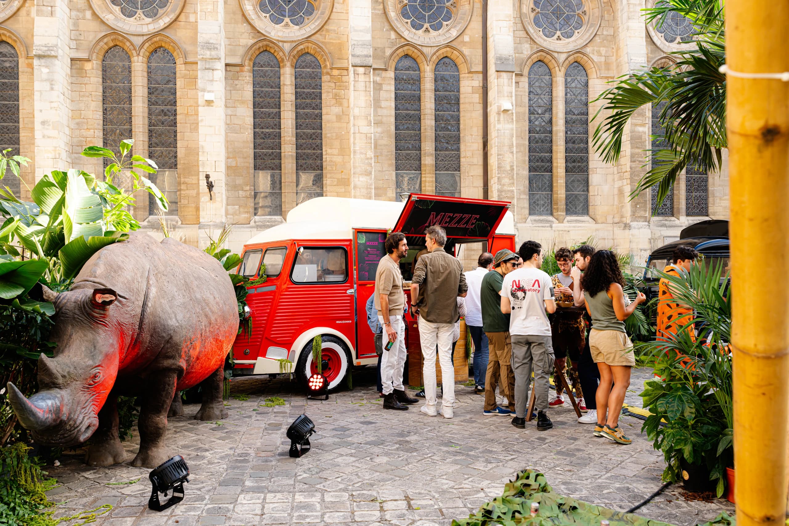 Citroën HY Mezze dans une scénographie tropicale avec rhinocéros