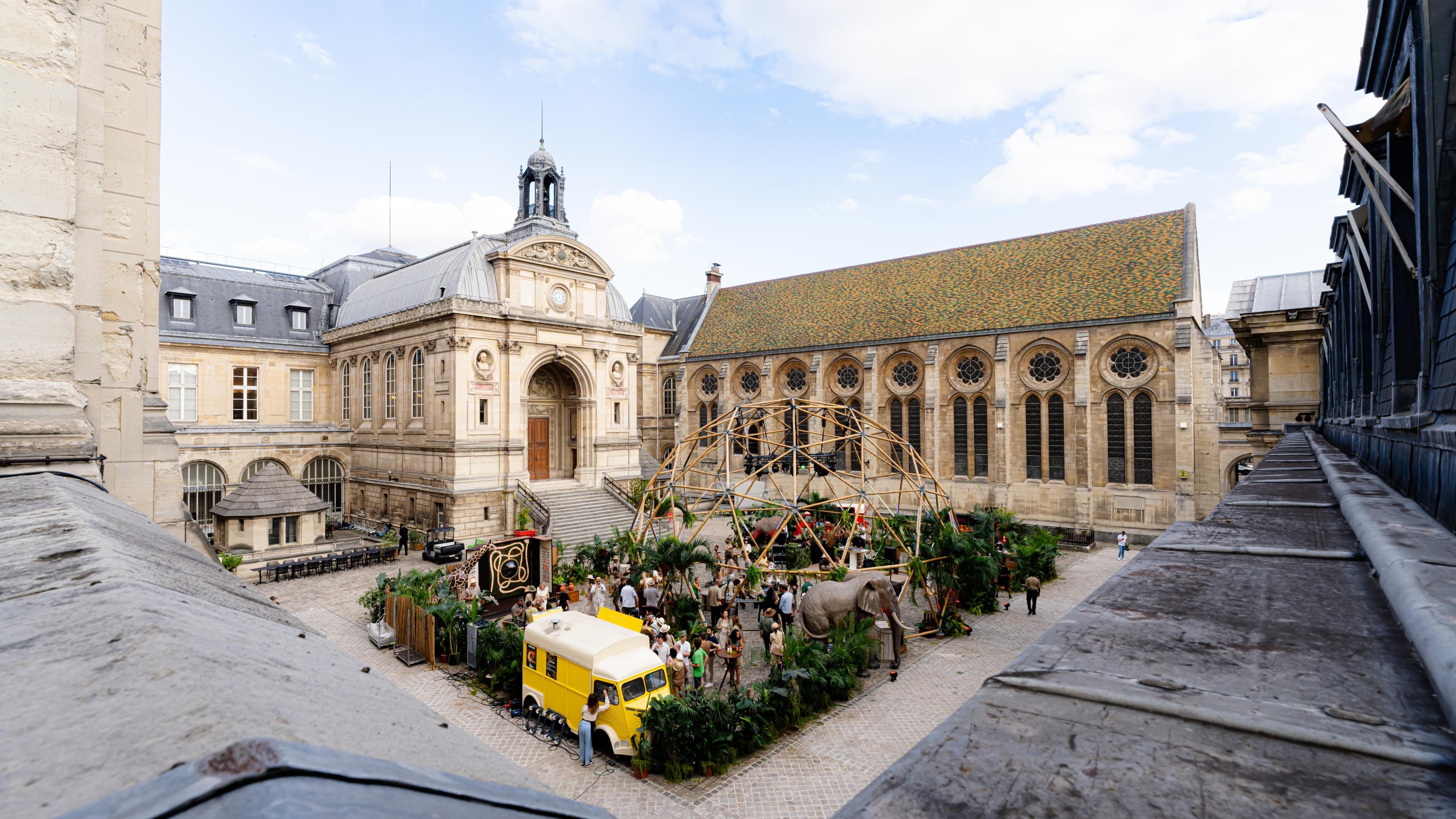 Scénographie événementielle dans une cour historique avec Citroën HY Beau & Bon