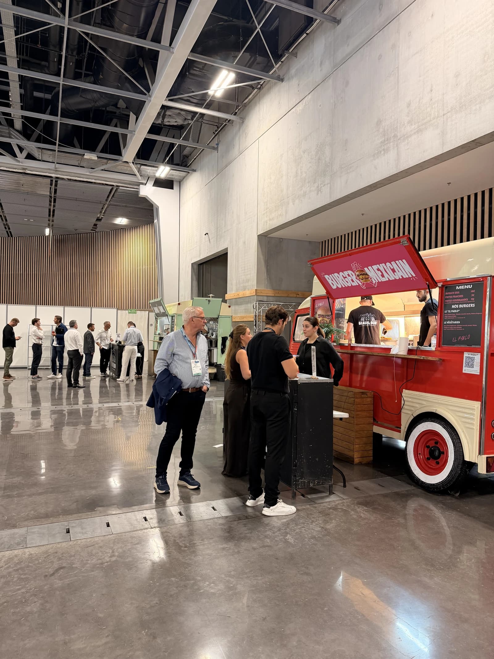 Service Beau & Bon autour de deux Citroën HY lors du salon NRF’26