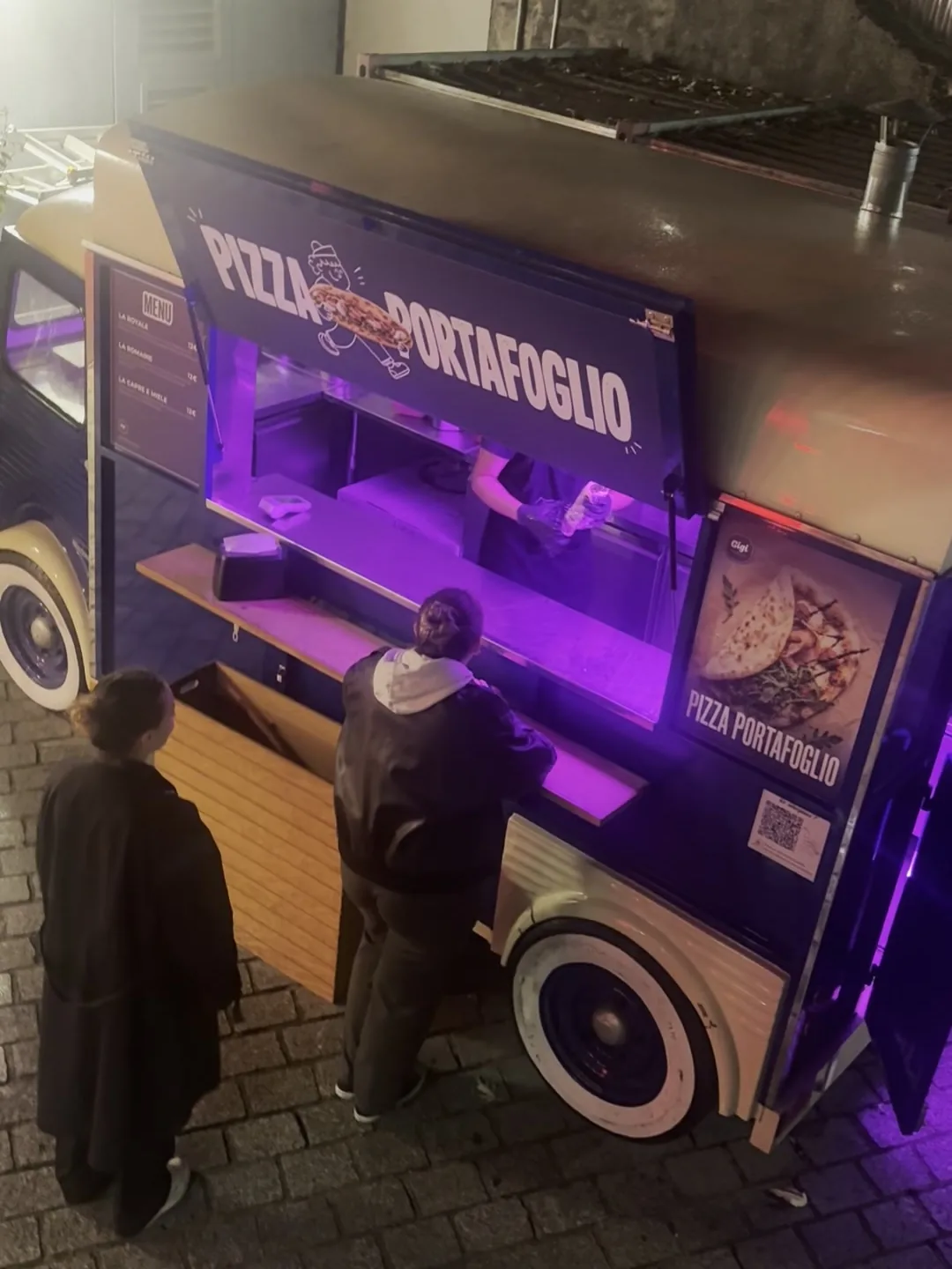 Invités au comptoir du Citroën HY Pizza Portafoglio devant le Trabendo, vus d’en haut