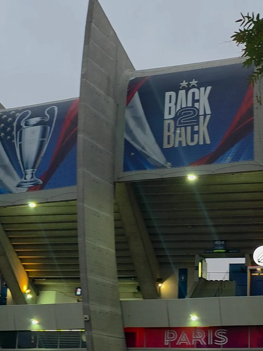 Façade du Parc des Princes avec les bâches Champions d’Europe et Back 2 Back, un soir de match du PSG