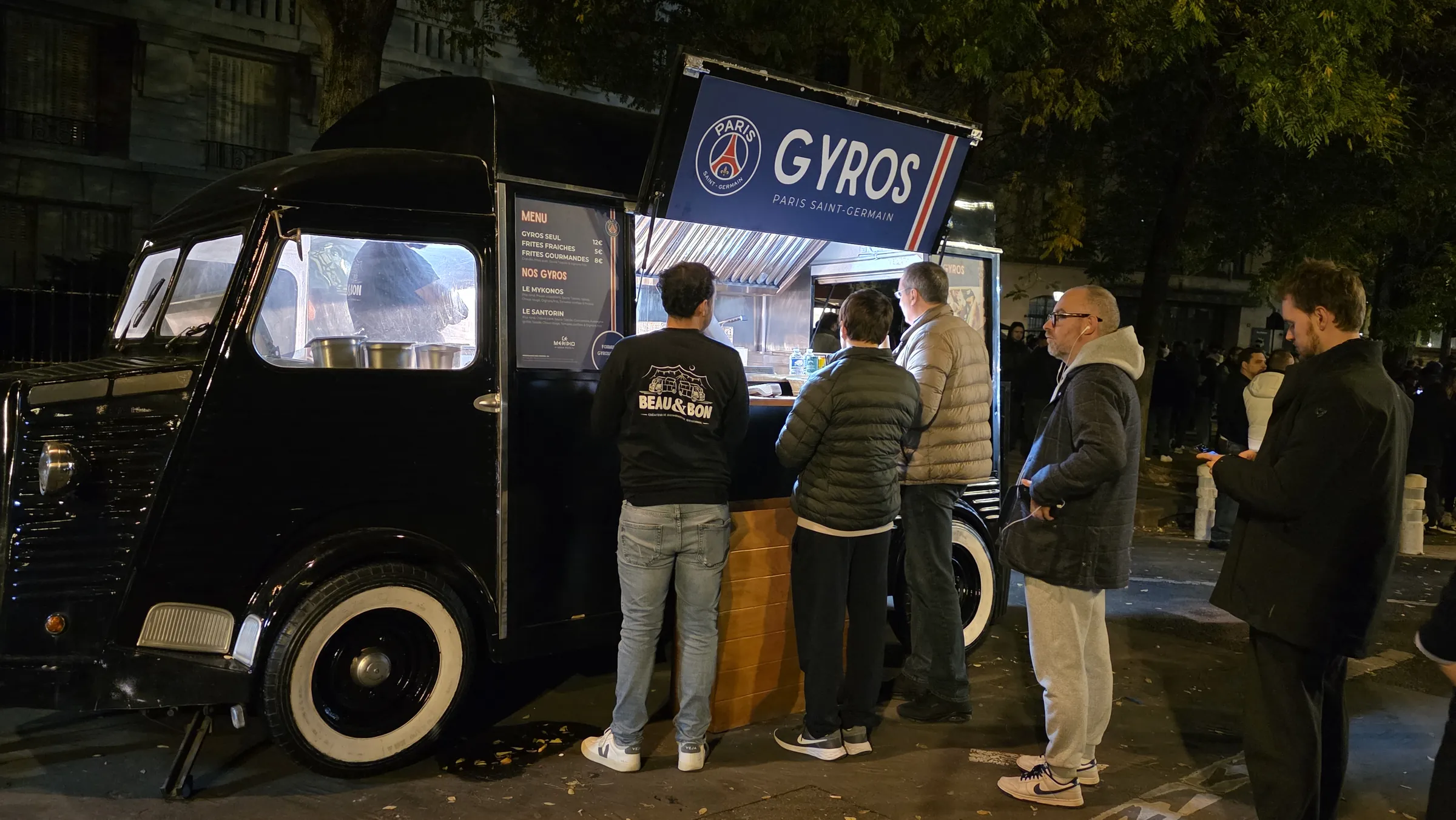 Citroën HY Gyros noir aux couleurs du PSG en service avant le match contre le FC Barcelone