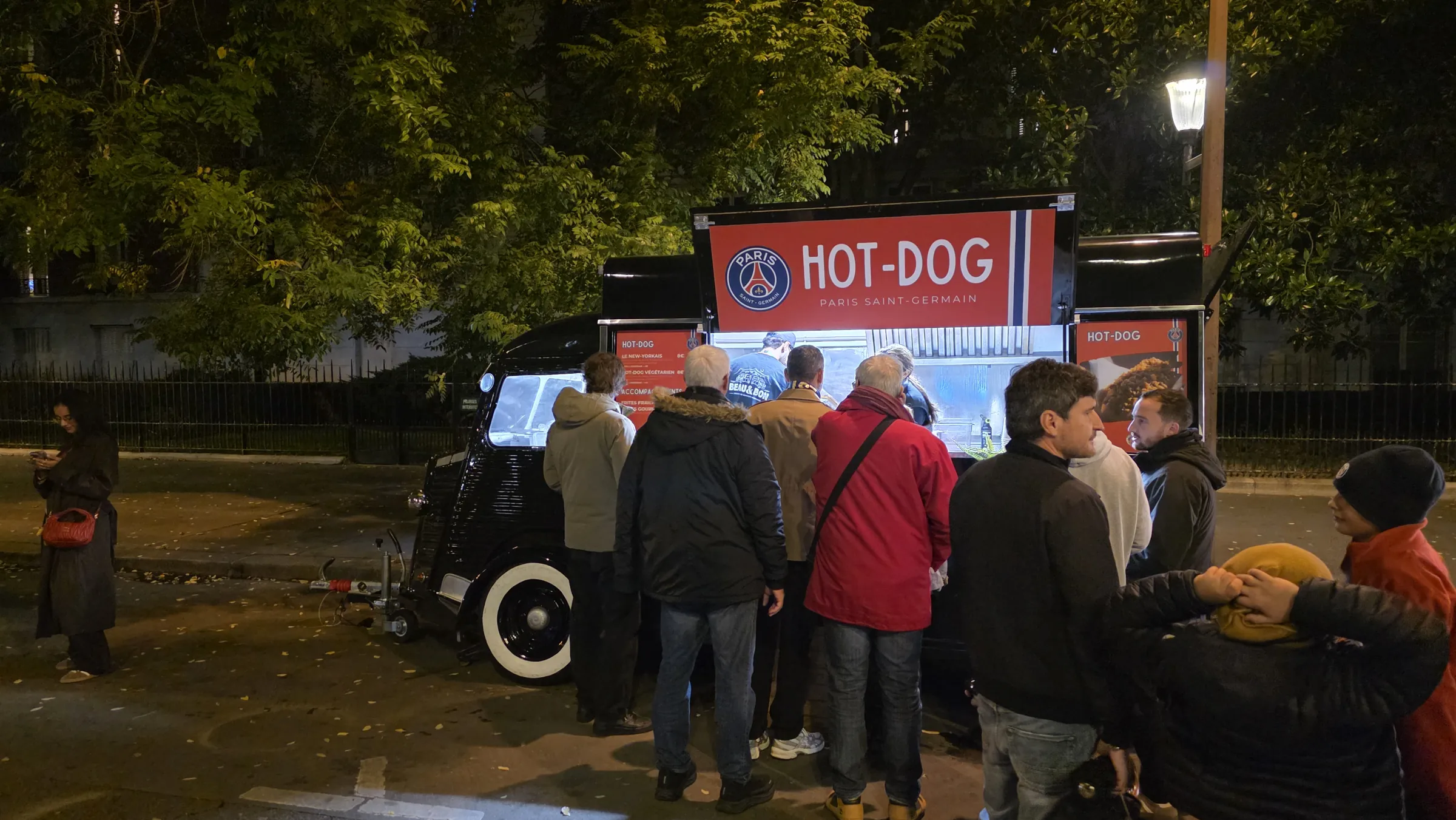 Supporters au comptoir du Citroën HY Hot-Dog du Paris Saint-Germain