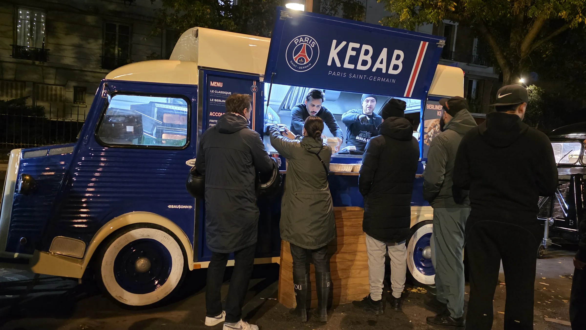 Supporters devant le Citroën HY Kebab aux couleurs du Paris Saint-Germain avant PSG – FC Barcelone au Parc des Princes