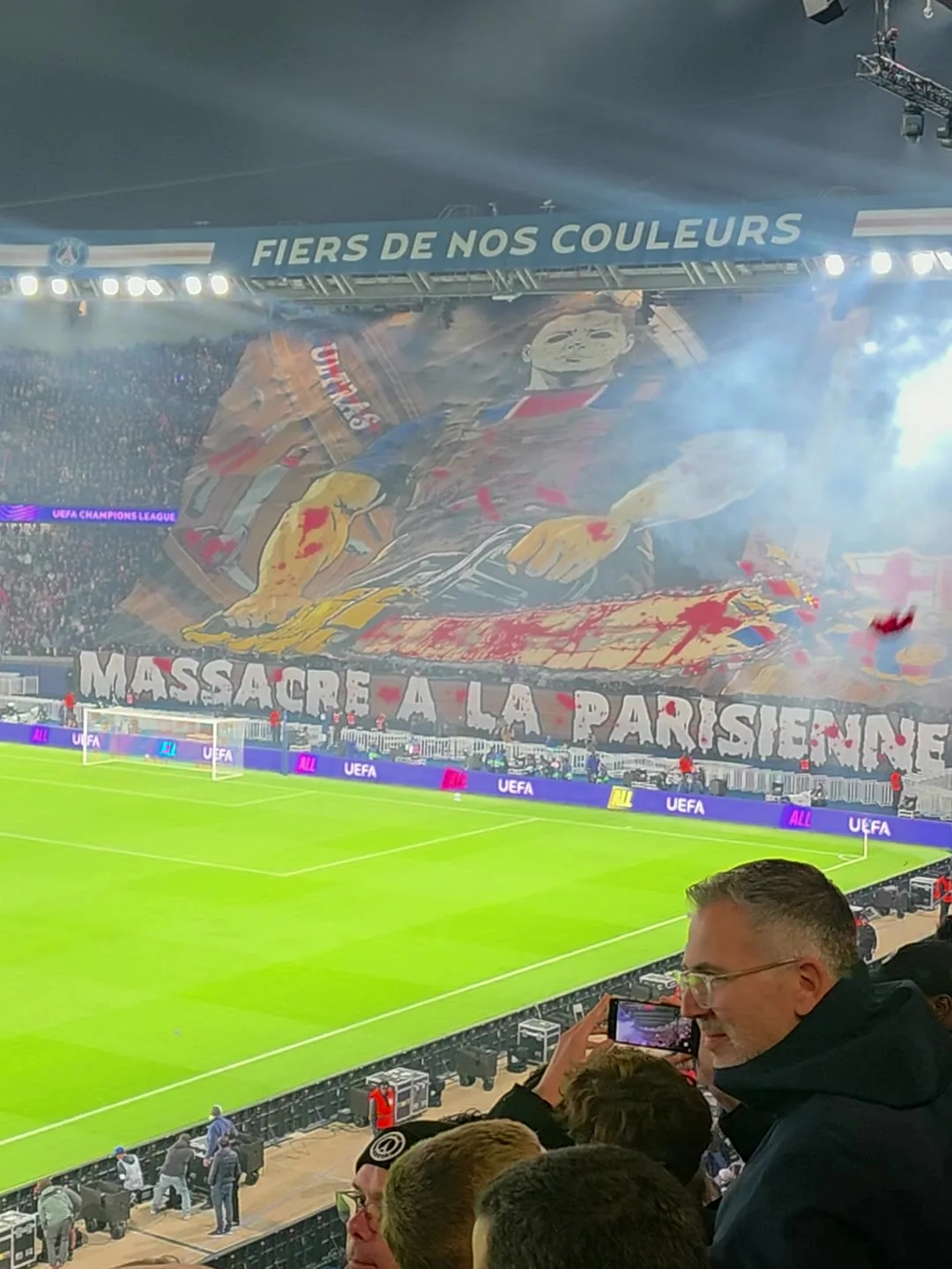 Tifo des supporters parisiens au Parc des Princes pour PSG – FC Barcelone