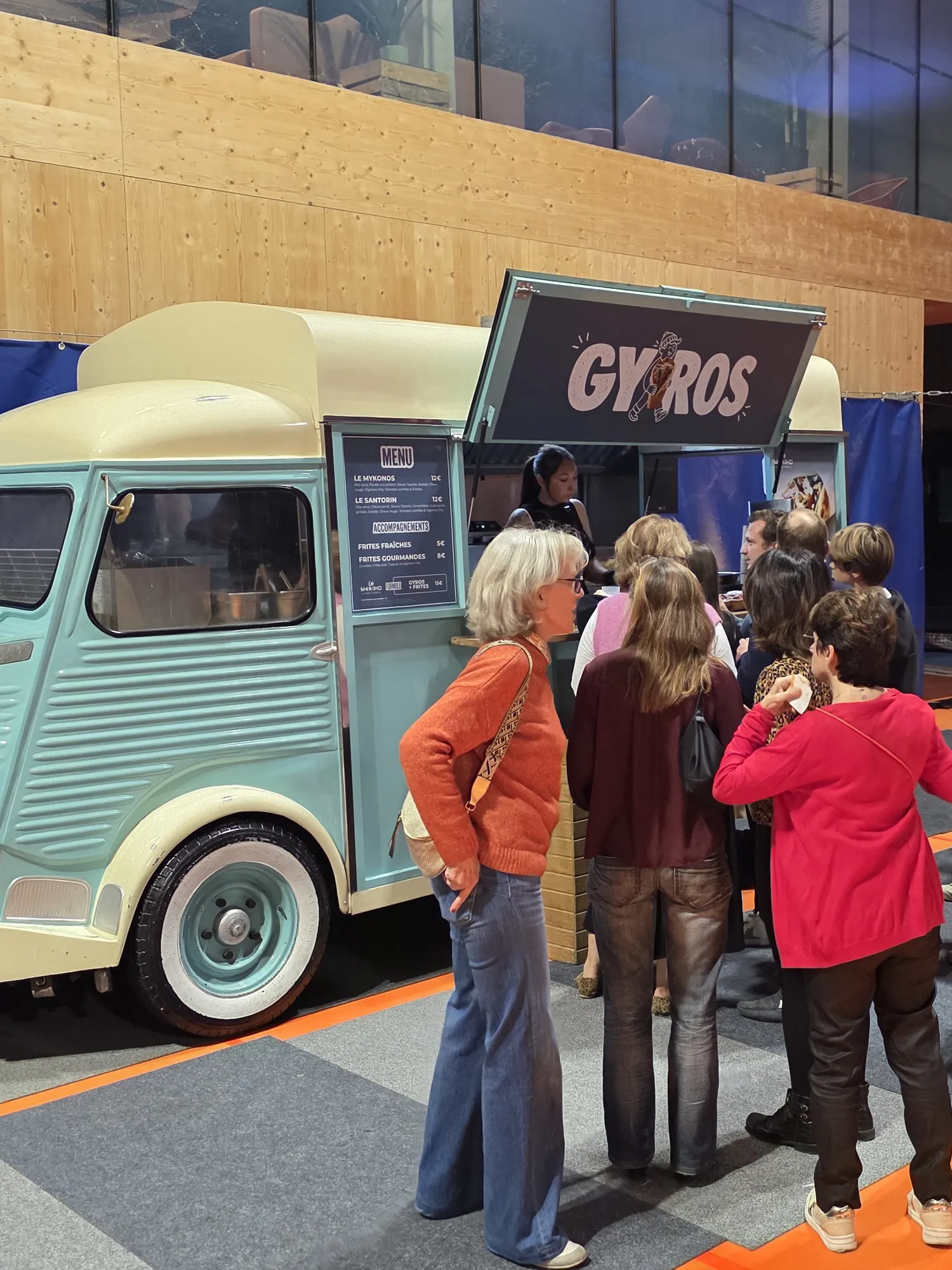 Invités devant le Citroën HY Gyros Le Méridio lors des 25 ans du Tennis Club de Boulogne-Billancourt