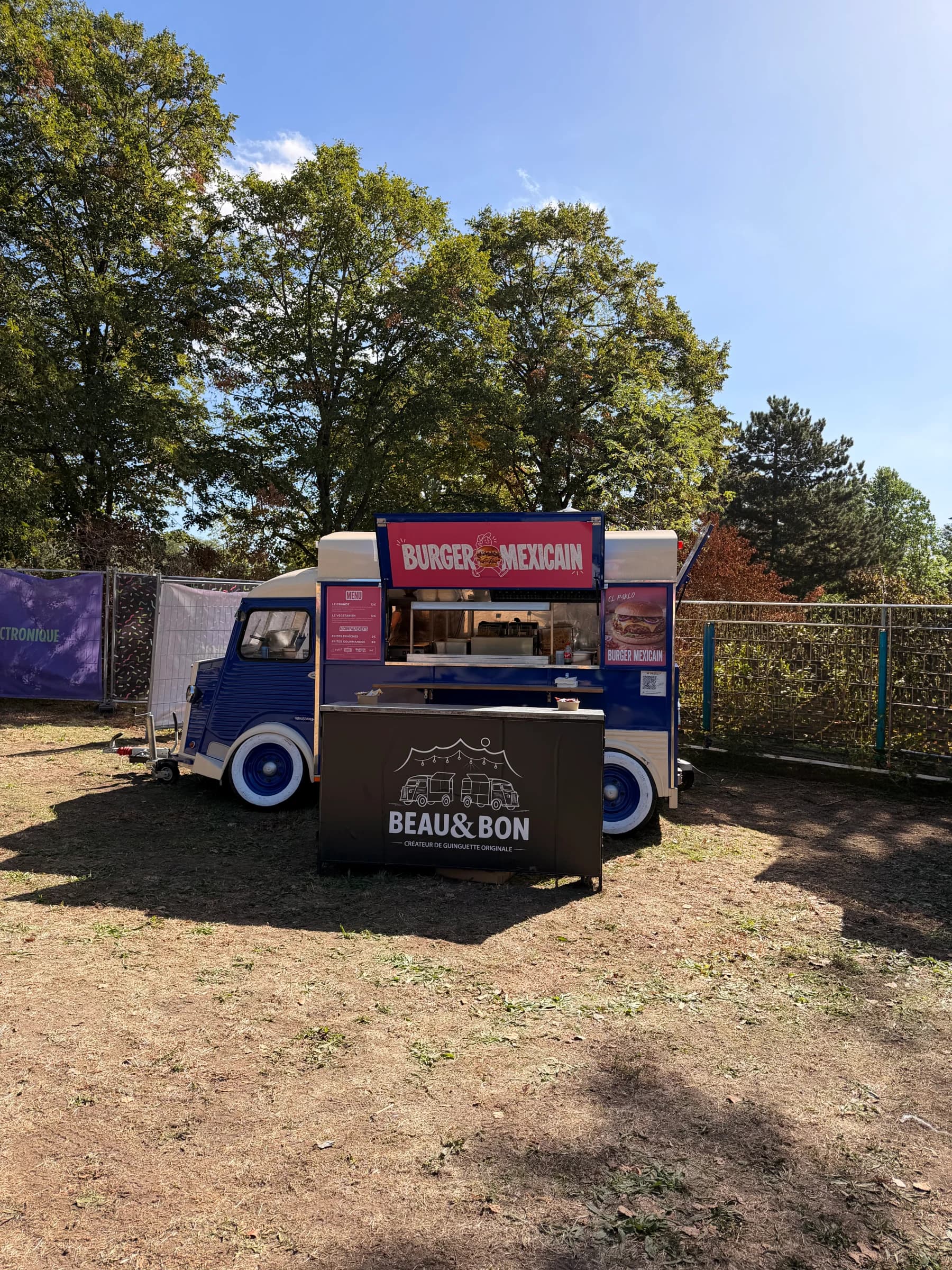 Citroën HY Beau & Bon Burger mexicain installé sur un festival