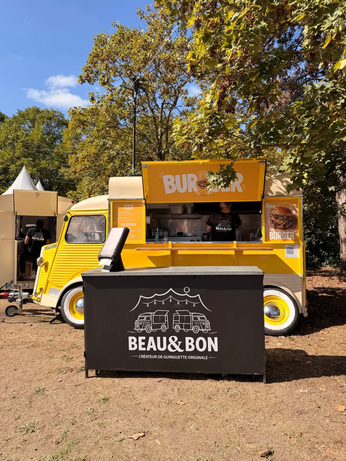 Plusieurs Citroën HY Beau & Bon installés sur un festival